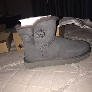 BRAND NEW IN ORIGINAL BOX GREY MINI BAILEY BUTTON